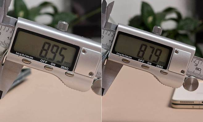 IT팁스터(정보유출자) ‘유니버스아이스’가 실측한 아너 ‘매직 V5’(왼쪽)와 삼성 ‘갤럭시 Z 폴드7’의 두께. 엑스(X·옛 트위터) 캡처
