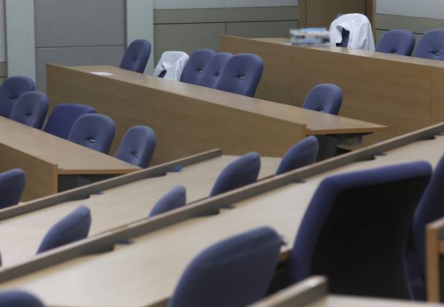 전국 40개 의대 총장 모임인 의과대학 선진화를 위한 총장협의회(의총협)가 17일 긴급 회의를 열고 복귀한 의대생들을 위한 의대교육 정상화 방안을 논의할 예정이다. 이날 서울 시내 한 의과대학 강의실에 가운이 걸려 있다. 연합뉴스