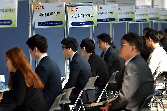 현재는 여성이 과거보다 상대적으로 더 많이 대학에 진학하고, 대학 졸업 후 괜찮은 일자리 경쟁에 남성과 다름없이 뛰어든다. ⓒ시사IN 조남진