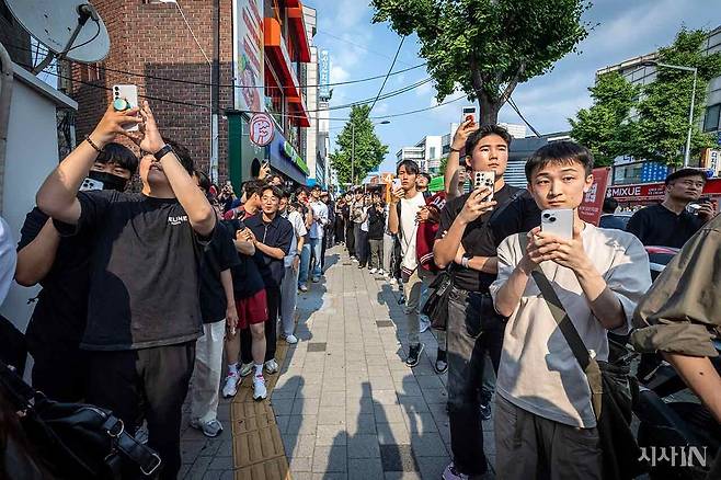 5월29일 서울 성북구 한 대학가 앞에서 열린 이준석 개혁신당 대선후보의 유세에서 20대 남성들이 이 후보를 기다리고 있다. ⓒ시사IN 박미소