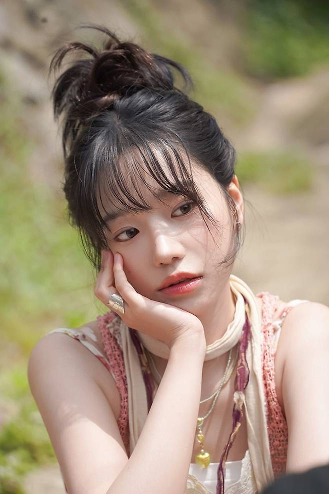 조유리가 ‘이제 안녕!’ 뮤직비디오 비하인드 영상에서 빈티지한 무드와 감성 연기로 다채로운 매력을 선보이며, 올라운더 아티스트로서의 존재감을 다시 한 번 입증했다. 사진제공|웨이크원, 지니뮤직, 멜론