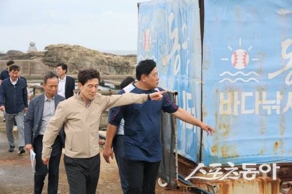 이강덕 포항시장이 지난 16일 구룡포와 장기 지역의 수산 분야 주요 현안 사업 현장을 둘러보고 있는 모습. 사진제공ㅣ포항시
