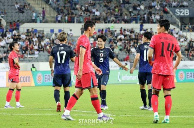 한일전에서 골을 넣고 기뻐하는 일본 선수들(파란색 유니폼). /사진=강영조 선임 기자