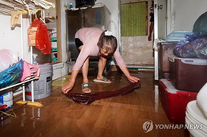 또 물에 잠긴 광주 백운광장 상가 (광주=연합뉴스) 정다움 기자 = 호우경보가 발효된 17일 오전 광주 남구 백운광장 인근 미용실이 물에 잠겨 업주가 배수 작업을 하고 있다. 2025.7.17 daum@yna.co.kr