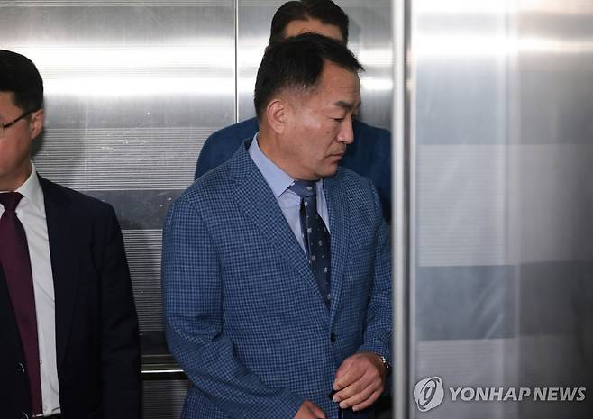 2차 소환조사 출석하는 김계환 전 해병대 사령관 (서울=연합뉴스) 김인철 기자 = 김계환 전 해병대 사령관이 채상병 사건 수사방해 의혹 관련 2차 조사를 받기 위해 17일 서울 서초구 순직해병특검 사무실로 향하고 있다. 2025.7.17 yatoya@yna.co.kr