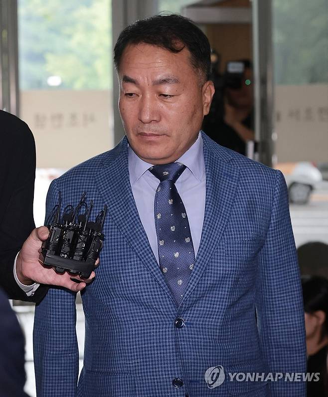 김계환 전 해병대 사령관, 특검 2차 소환 출석 (서울=연합뉴스) 김인철 기자 = 김계환 전 해병대 사령관이 채상병 사건 수사방해 의혹 관련 2차 조사를 받기 위해 17일 서울 서초구 순직해병특검 사무실로 향하고 있다. 2025.7.17 yatoya@yna.co.kr