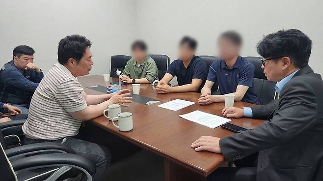 ▲ 17일 오전 양주테크노시티 관리단 회의실에서 한국전력 관계자와 입주사 등이 전기 공급 중단 관련 문제를 논의하고 있다. 한전은 입주사들의 호소에 오는 21일까지 전기 공급 중단을 일시 보류했다.