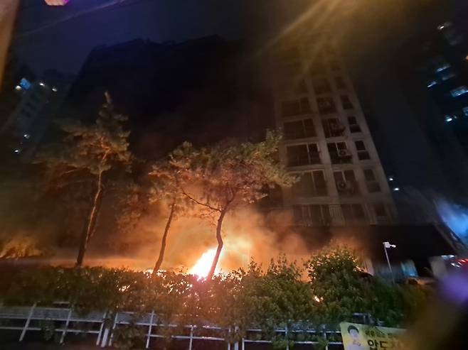 17일 오후 광명시 소하동의 한 아파트에서 '대응 2단계' 화재가 발생해 불이 번지고 있다. 사진=경기도소방재난본부