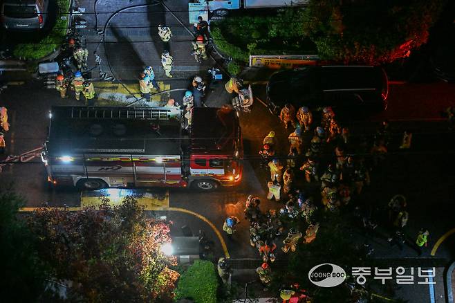 17일 오후 주차장에 불이 나 54명의 인명피해가 발생한 광명시 소하동 한 아파트에서 소방 관계자들이 화재 현장 수색 작업을 하고 있다. 임채운기자