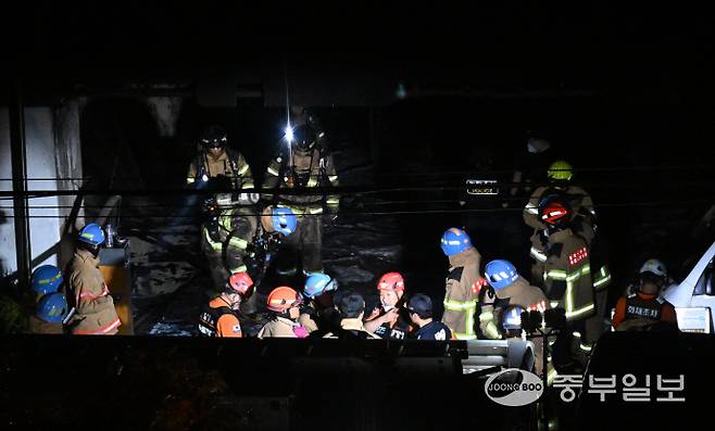 17일 오후 주차장에 불이 나 54명의 인명피해가 발생한 광명시 소하동 한 아파트에서 소방 관계자들이 화재 현장 수색 작업을 하고 있다. 임채운기자