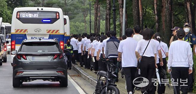 김건희 특검팀이 통일교에 대한 압수수색 영장을 집행한 18일 오전 통일교 성지인 가평군 천정궁 인근에서 신도들과 경찰 관계자들이 대치하고 있다.임채운기자
