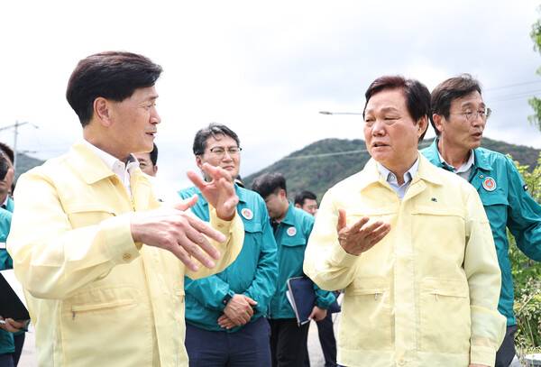 박완수 경남도지사와 안병구 밀양시장이 18일 호우 피해 현장인 밀양시 청도천 일대를 찾아 하천 범람 상황을 점검하고 있다. /경남도