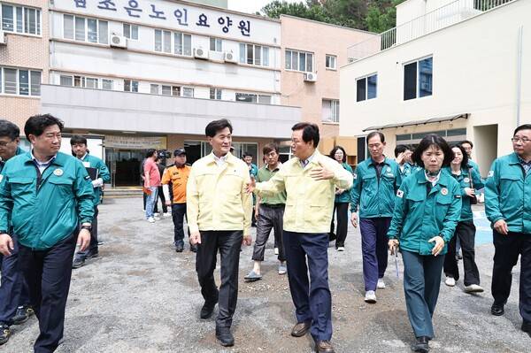 박완수 경남도지사와 안병구 밀양시장이 18일 집중호우로 입소자들이 긴급 대피했던 밀양 무안면 한 요양원을 찾아 상황을 점검하고 있다. /경남도
