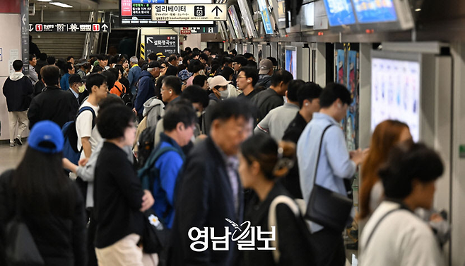 대구도시철도 2호선 반월당역 승강장이 시민들로 북적이고 있다. <영남일보DB>