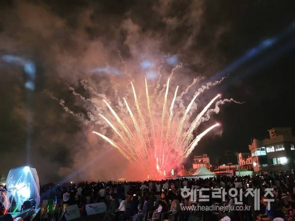 여름 휴가 시즌을 맞아 제주도내 해수욕장에서 다채로운 축제가 펼쳐진다.