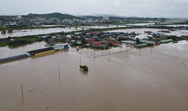17일 충남 예산군 삽교읍 일대가 집중호우에 침수돼 있다.사진=뉴스1