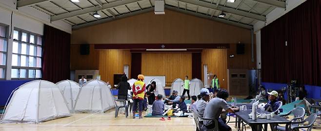 충남지역에 내린 집중호우에 침수피해를 입은 주민들이 17일 충남 예산군 고덕중학교에 마련된 이재민 대피소에서 휴식을 취하고 있다. 사진=뉴스1