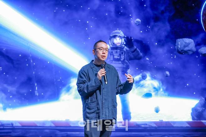 오한기 리얼타임 엔진 스튜디오 리더가 지난 16일 네이버 1784 사옥 비전스테이지에서 XR 시장 사업 전략을 소개하고 있다.(사진=네이버)