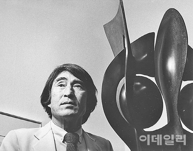 작가 문신. 1981년 자신의 조각작품 곁에 선 문신을 사진작가 임응식(1912∼2001)이 촬영하고 ‘문신 인물’이란 제목을 달았다. 종이에 젤라틴실버프린트, 25.5×35㎝. 국립현대미술관 소장.