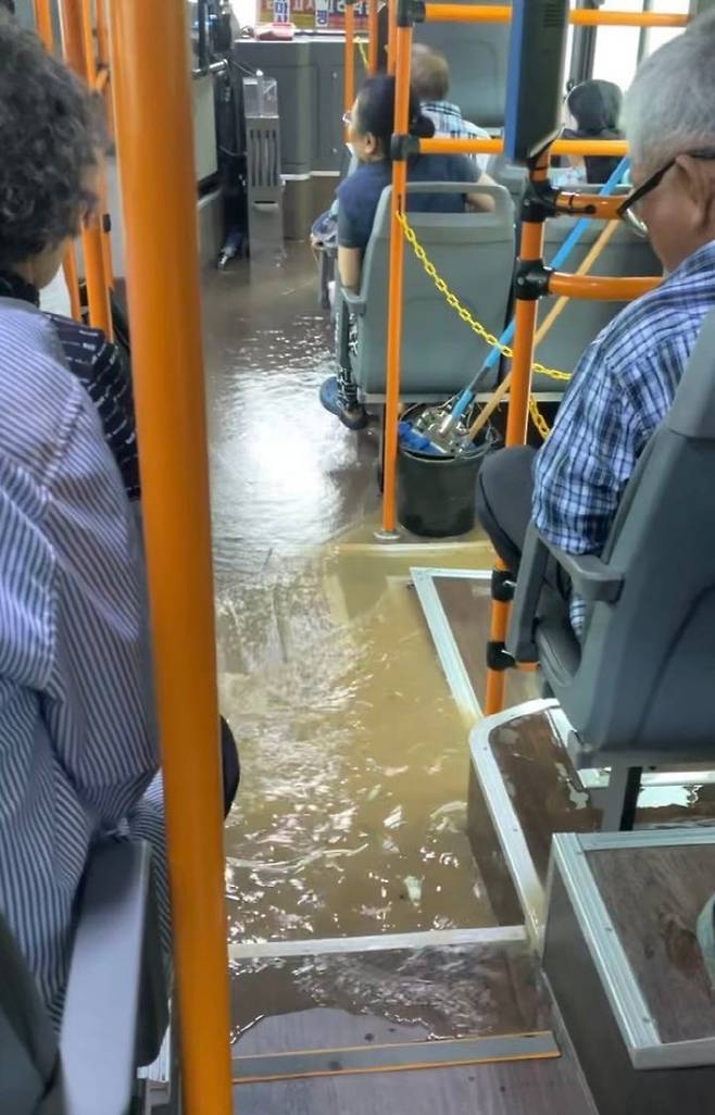 17일 오후 광주 한 시내버스가 폭우로 물이 들어차고 있다.(사진=뉴시스)