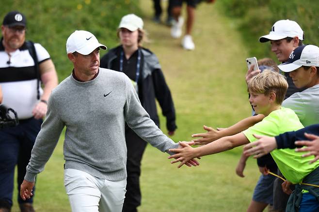 로리 매킬로이가 팬들과 손바닥을 마주치며 홀을 이동하고 있다. (사진=AFPBBNews)