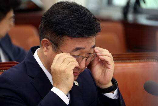 윤호중 행정안전부 장관 후보자가 18일 서울 여의도 국회 행정안전위원회에서 열린 인사청문회에서 안경을 고쳐쓰고 있다. (사진=뉴시스)