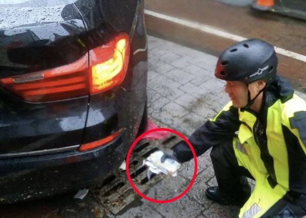 지난 17일 오후 12시 30분께 광주 북구 중흥동 전남대 정문 앞 도로에서 침수차량 배수작업하던 중 유실된 현금봉투를 발견한 박선홍 소방위. (사진=뉴스1)