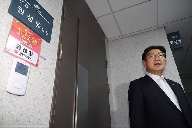 권성동 국민의힘 의원이 18일 서울 여의도 국회 의원회관에서 김건희 특검의 압수수색이 진행중인 자신의 의원실로 이동하고 있다. (사진=뉴시스)