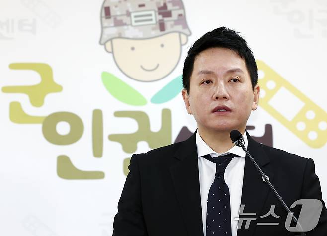 임태훈 군인권센터 소장이 18일 오전 서울 마포구 군인권센터에서 '육군 지상작전사령부 12·3 내란 관여 정황' 공개 기자회견에서 "육군 지상작전사령부가 지난해 11월 예하부대 폭동진압용 최루탄을 보유한 현황을 파악했다"며 "강호필 지상작전사령관을 직무배제하고 내란특검이 강제 수사에 착수해야 한다"고 밝히고 있다. 2025.7.18/뉴스1 ⓒ News1 김민지 기자