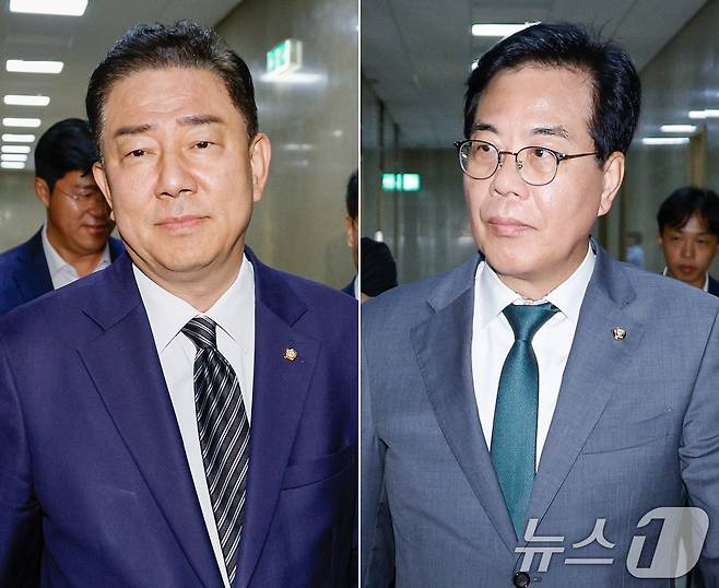 김병기 더불어민주당 대표 직무대행 겸 원내대표(왼쪽), 송언석 국민의힘 비상대책위원장 겸 원내대표가 18일 오후 장관 후보자들 청문보고서 채택 문제 논의 등으로 회동하기 위해 각각 국회 운영위원장실로 향하고 있다. 2025.7.18/뉴스1 ⓒ News1 안은나 기자