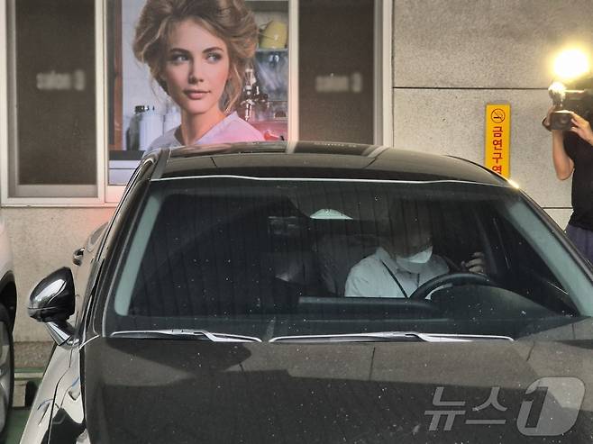 18일 권성동 국민의힘 국회의원 강릉 지역구 사무실 압수수색을 마친 김건희 특겁팀 수사관들이 사무실을 나서고 있다. 2025.7.18/뉴스1 ⓒ News1 윤왕근 기자