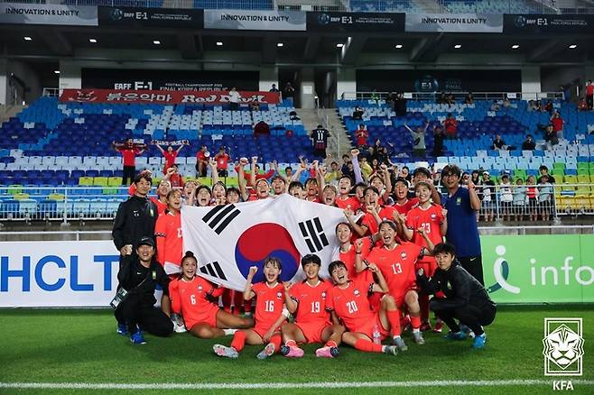 여자축구대표팀이 16일 대만전에서 승리한 뒤 단체 사진을 촬영하고 있다. 사진|대한축구협회
