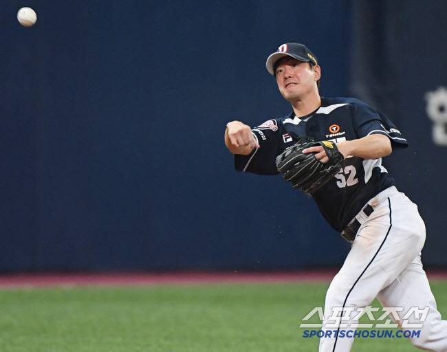 24일 서울 고척스카이돔에서 열린 두산과 키움의 경기. 8회초 2사 임지열의 직선타를 잡은 유격수 김재호가 기뻐하고 있다. 고척=정재근 기자 cjg@sportschosun.com/2023.6.24/