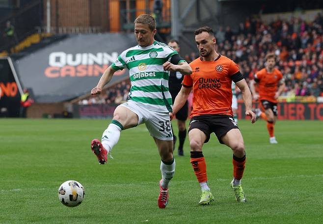 Soccer Football - Scottish Premiership - Dundee United v Celtic - Tannadice Park, Dundee, Scotland, Britain - April 26, 2025 Celtic's Daizen Maeda in action with Dundee United's Vicko Sevelj REUTERS/Russell Cheyne <저작권자(c) 연합뉴스, 무단 전재-재배포, AI 학습 및 활용 금지>