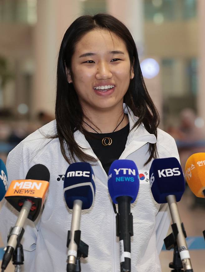 (영종도=연합뉴스) 김인철 기자 = 세계배드민턴연맹(BWF) 월드투어 슈퍼 1000 인도네시아오픈 여자 단식 결승에서 우승을 차지한 안세영이 9일 인천국제공항 제2여객터미널로 귀국한 뒤 인터뷰를 하고 있다. yatoya@yna.co.kr <저작권자(c) 연합뉴스, 무단 전재-재배포, AI 학습 및 활용 금지>