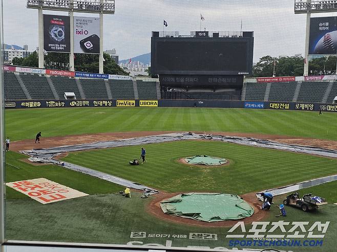 그라운드 정비중인 잠실구장. 김영록 기자