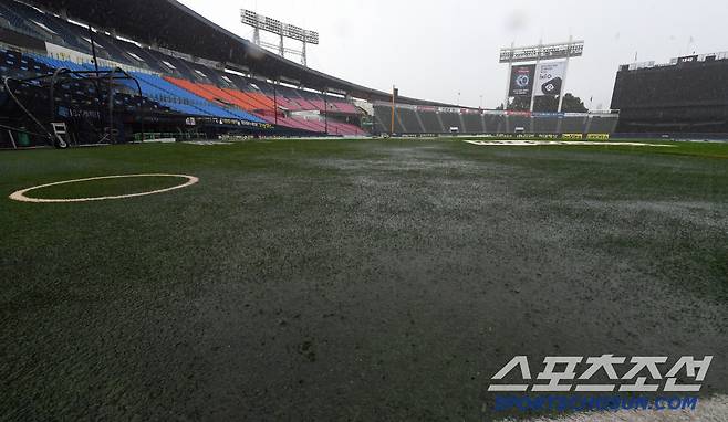 17일 잠실구장에서 열릴 LG 트윈스와 롯데 자이언츠의 경기가 우천 순연됐다. 잠실=박재만 기자 pjm@sportschosun.com/2025.07.17/