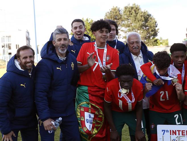 epa12114132 Cristiano Ronaldo Junior of Portugal (C) and teammates pose with the trophy after winning the Vlatko Markovic International Tournment under-15 final soccer match between Portugal and Croatia in Cakovec, Croatia, 18 May 2025. EPA/ANTONIO BAT <저작권자(c) 연합뉴스, 무단 전재-재배포, AI 학습 및 활용 금지>