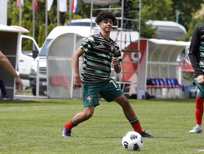 epa12095855 Cristiano Ronaldo Junior of Portugal warms up before the match between Portugal and Japan at the Vlatko Markovic Under-15 youth tournament in Sveti Martin na Muri, Croatia, 13 May 2025. EPA/ANTONIO BAT <저작권자(c) 연합뉴스, 무단 전재-재배포, AI 학습 및 활용 금지>