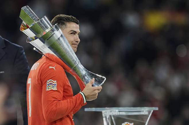 Portugal's Cristiano Ronaldo holds the trophy after winning the Nations League final soccer match between Portugal and Spain at the Allianz Arena in Munich, Germany, Monday, June 9, 2025. (AP Photo/Martin Meissner)<저작권자(c) 연합뉴스, 무단 전재-재배포, AI 학습 및 활용 금지>