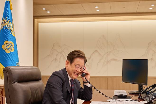 이재명 대통령이 10일 서울 용산구 대통령실 청사 집무실에서 시진핑 중국 국가주석과 전화 통화를 하고 있다. /대통령실