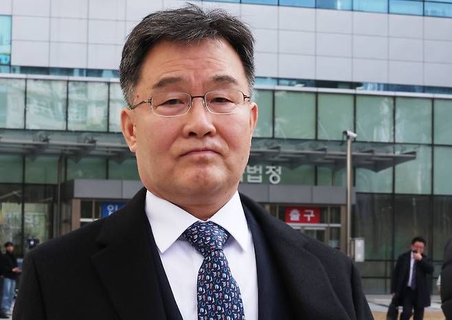 뇌물공여 혐의로 기소된 김만배씨가 작년 2월 14일 오후 경기 수원시 영통구 수원지방법원에서 열린 선고공판을 마친 뒤 법원을 나서고 있다./뉴스1