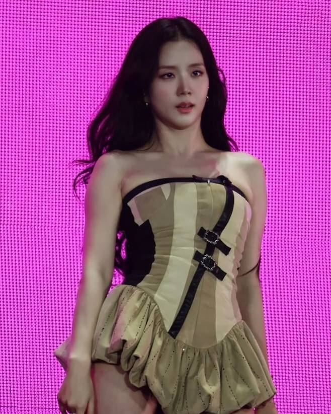 '데드라인' 월드 투어 오프닝은 중국계 디자이너 디두(Di Du)가 커스터마이즈드한 코르셋 룩과 함께 시작됐다. @didu_official