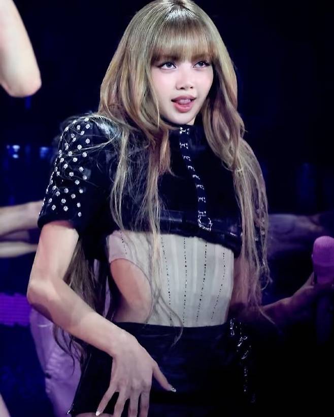 디두는 블랙 레더와 스터드 장식으로 록 시크의 정수를 보여주며 무대 위 여전사 룩을 표현했다. @didu_official