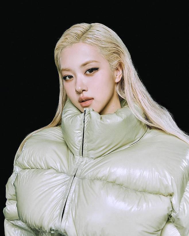 이번 뮤직 비디오에서 화제를 일으킨 건, 딩윤 장(Dingyun Zhang)의 푸퍼 패딩 재킷. @dingyun_zhang