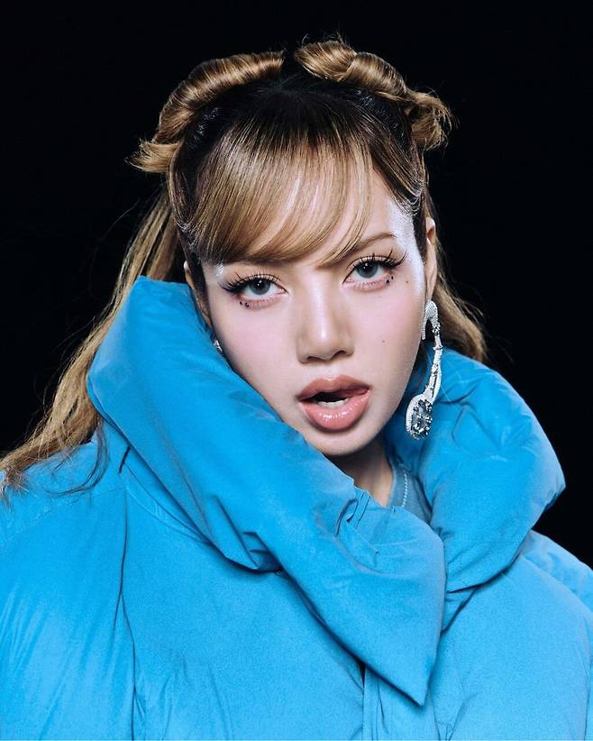 리사가 입은 딩윤 장의 스카이 블루의 리플렉스 코쿤 재킷(Reflex Cocoon Jacket). @dingyun_zhang