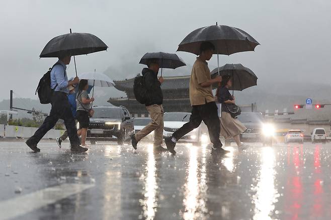 전국에 강한 비가 내린 17일 오전 서울 광화문광장에서 시민들이 출근하고 있다. /뉴스1