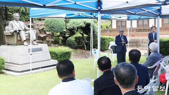 17일 서울 종로구 계동 인촌 고택에서 제헌절 기념 행사가 열린 가운데 김형석 연세대 명예교수가 인촌 김성수 선생에 대해 설명하고 있다. 1948년 이 고택에선 당시 한민당 당수였던 인촌 선생과 유진오 고려대 교수 등이 모여 제헌 헌법 초안을 논의했다. 신원건 기자 laputa@donga.com