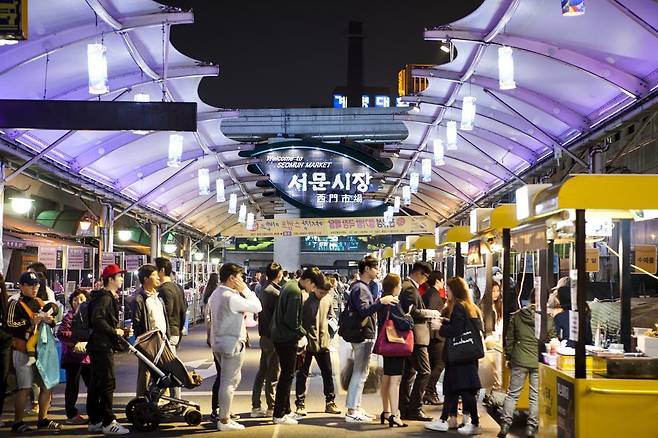 대구 서문시장 야시장을 찾은 방문객들이 음식을 구입하기 위해 줄을 서 있다.