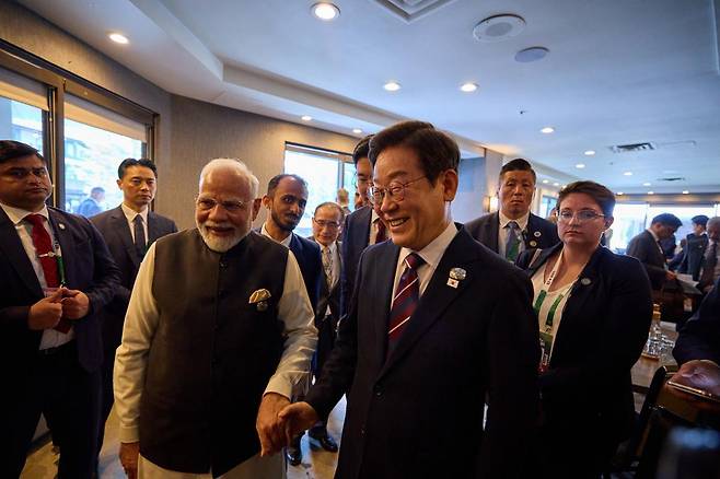 지난달 17일(현지 시간) 주요 7개국(G7) 정상회의 참석을 위해 캐나다 캐내내스키스를 방문한 이재명 대통령이 캐나다 앨버타주 캐내내스키스 정상회담장에서 모디 인도 총리와 한-인도 정상회담을 하고 있다. 대통령실사진기자단